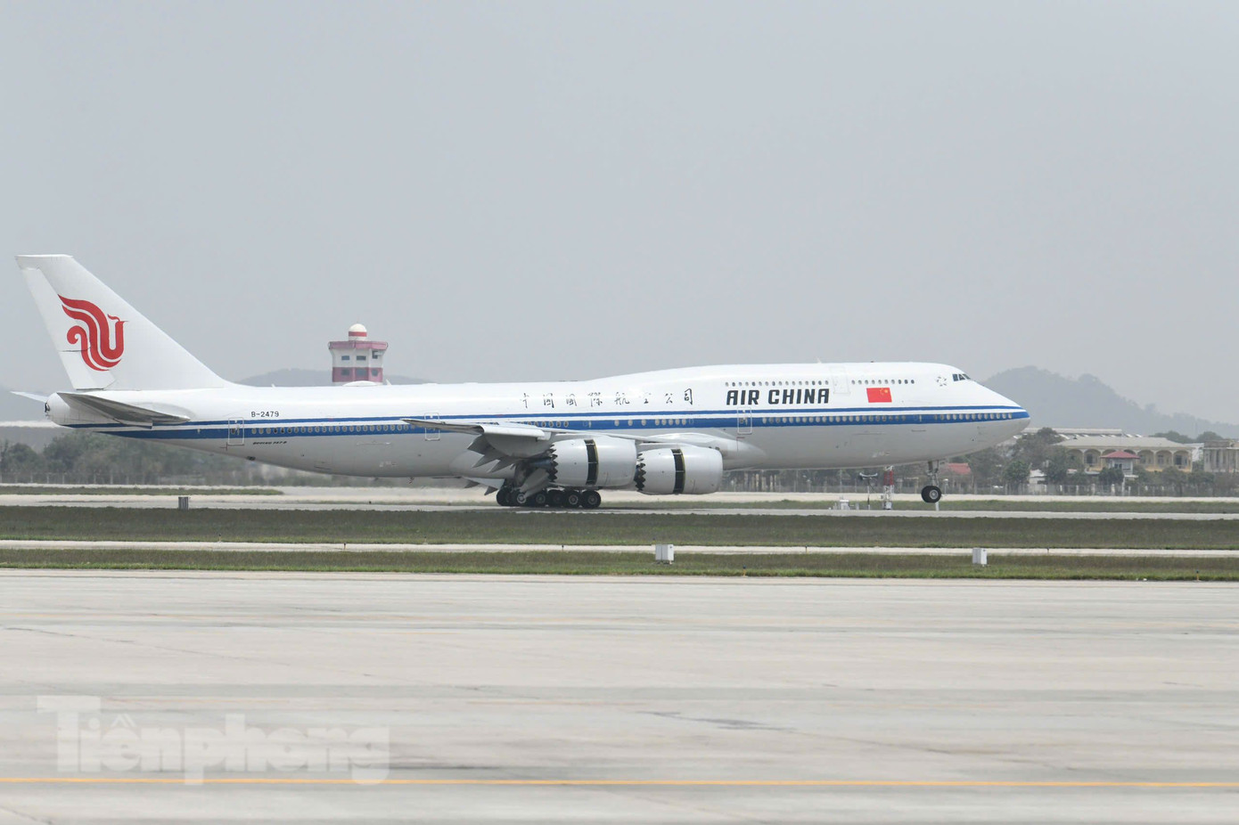 Chiếc máy bay của hãng hàng không Air China đưa Tổng Bí thư, Chủ tịch Trung Quốc Tập Cận Bình đến sân bay quốc tế Nội Bài. Ảnh: Như Ý Chiếc máy bay của hãng hàng không Air China đưa Tổng Bí thư, Chủ tịch Trung Quốc Tập Cận Bình đến sân bay quốc tế Nội Bài. Ảnh: Như Ý