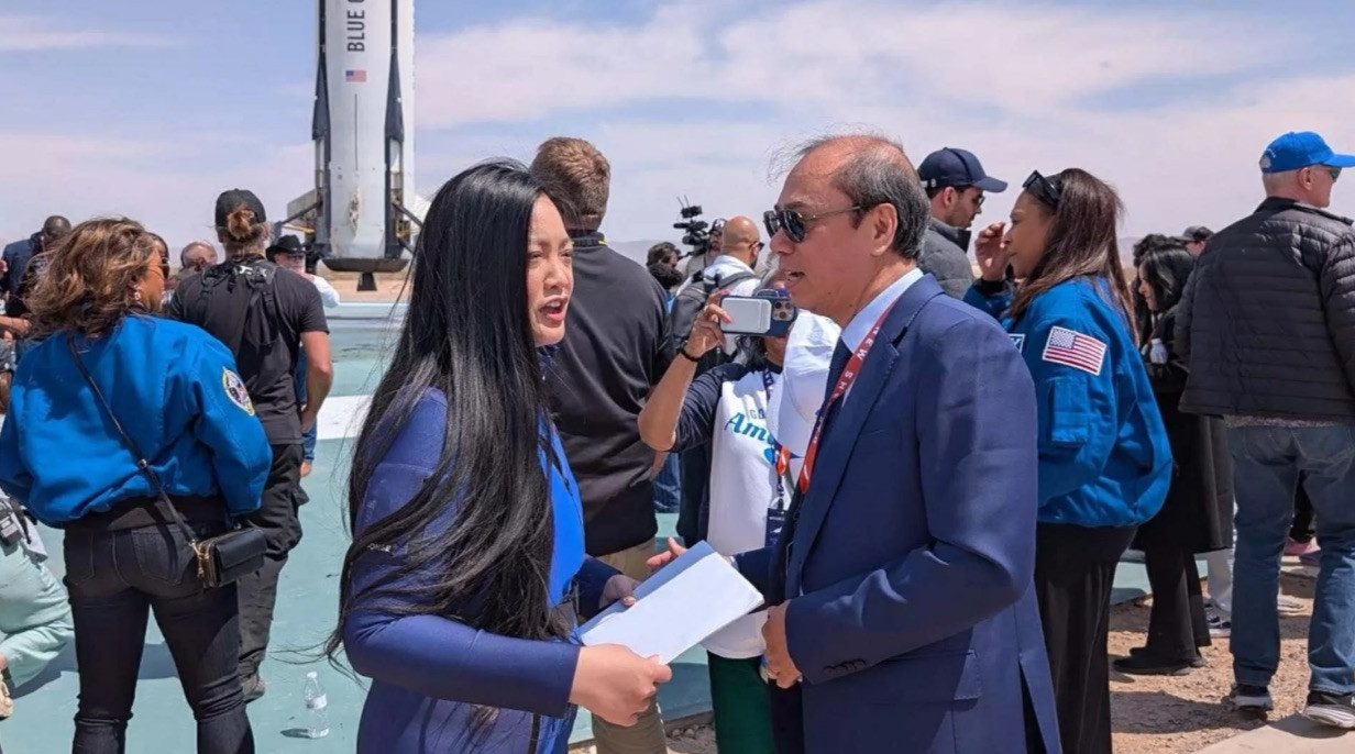 Đại sứ Việt Nam tại Mỹ Nguyễn Quốc Dũng trao thư của Chủ tịch nước Lương Cường cho cô Amanda Nguyễn. Ảnh: Baoquocte