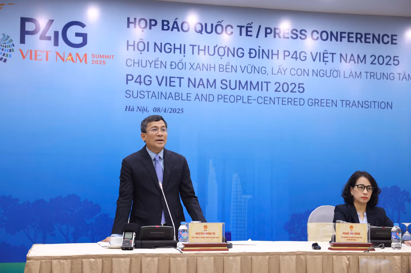 Thứ trưởng Ngoại giao Nguyễn Minh Vũ và Người phát ngôn Bộ Ngoại giao Phạm Thu Hằng tại cuộc họp báo. (Ảnh: Như Ý)