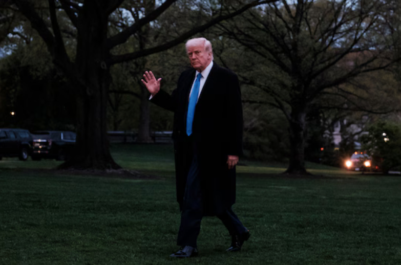 Tổng thống Mỹ Donald Trump đi trên bãi cỏ Nhà Trắng, ngày 6/4. (Ảnh: Washington Post) Tổng thống Mỹ Donald Trump đi trên bãi cỏ Nhà Trắng, ngày 6/4. (Ảnh: Washington Post)