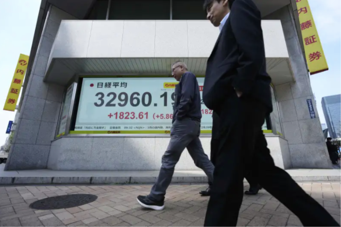 Màn hình hiển thị chỉ số Nikkei 225 của Nhật Bản tại một công ty chứng khoán ở Tokyo, ngày 8/4. (Ảnh: AP) Màn hình hiển thị chỉ số Nikkei 225 của Nhật Bản tại một công ty chứng khoán ở Tokyo, ngày 8/4. (Ảnh: AP)