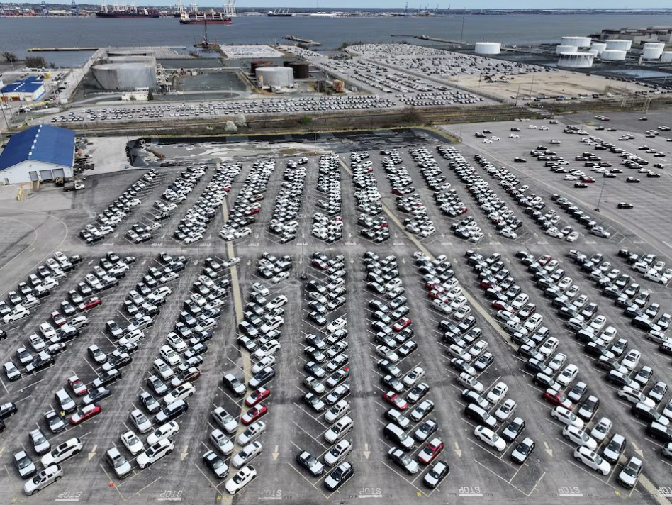 Hàng loạt ô tô đậu ở cảng Baltimore, bang Maryland, Mỹ. (Ảnh: Reuters) Hàng loạt ô tô đậu ở cảng Baltimore, bang Maryland, Mỹ. (Ảnh: Reuters)