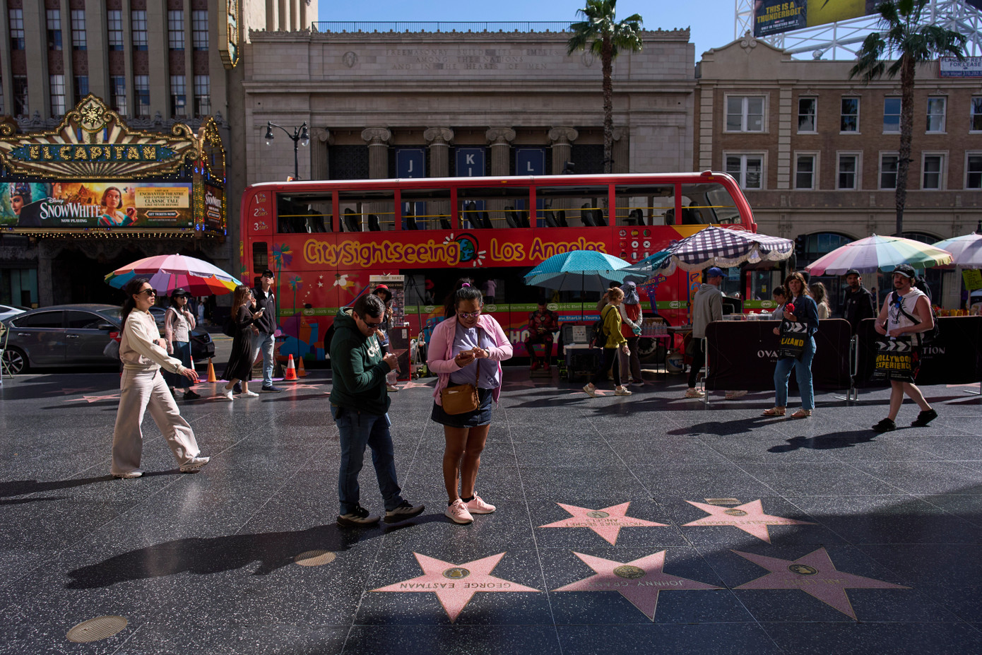 Khách du lịch đi theo Đại lộ Danh vọng Hollywood ở Los Angeles, ngày 4/4. (Ảnh: AP) Khách du lịch đi theo Đại lộ Danh vọng Hollywood ở Los Angeles, ngày 4/4. (Ảnh: AP)