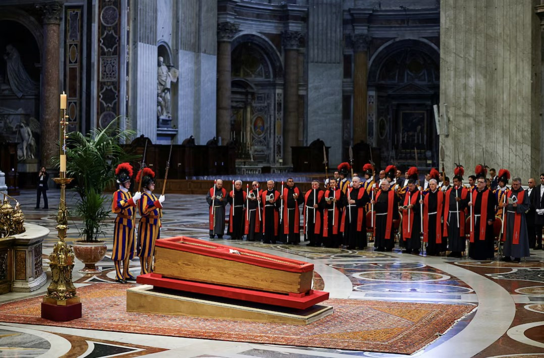 Linh cữu Giáo hoàng Francis được quàn tại Vương cung thánh đường Thánh Peter. (Ảnh: Reuters) Linh cữu Giáo hoàng Francis được quàn tại Vương cung thánh đường Thánh Peter. (Ảnh: Reuters)