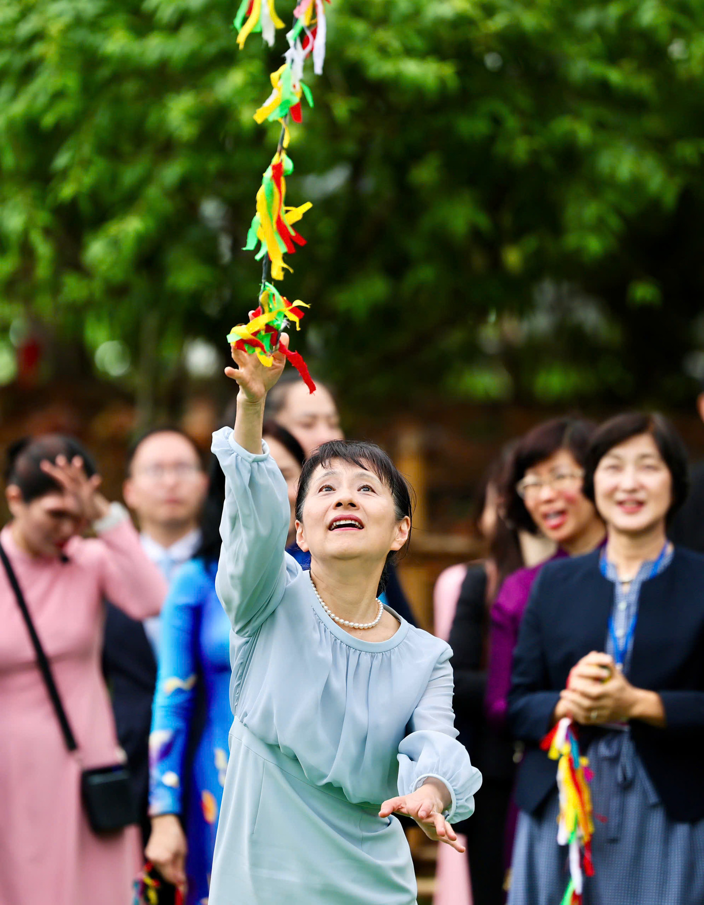 Phu nhân Ishiba Yoshio tham gia trò chơi trong Làng Văn hóa - Du lịch các dân tộc Việt Nam. Ảnh: Nhật Minh