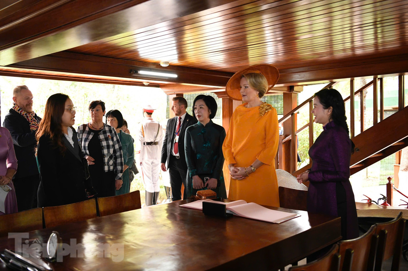 Phu nhân Nguyễn Thị Minh Nguyệt và Hoàng hậu Bỉ Mathilde nghe giới thiệu về Khu Di tích Chủ tịch Hồ Chí Minh. (Ảnh: Như Ý) Phu nhân Nguyễn Thị Minh Nguyệt và Hoàng hậu Bỉ Mathilde nghe giới thiệu về Khu Di tích Chủ tịch Hồ Chí Minh. (Ảnh: Như Ý)