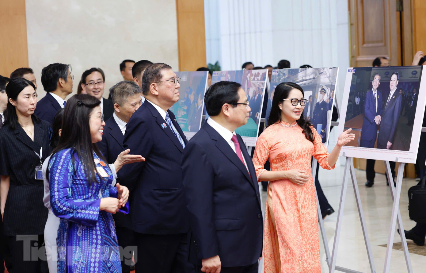 Hai Thủ tướng xem trưng bày ảnh ghi lại những sự kiện quan trọng trong quan hệ Việt Nam - Nhật Bản. Ảnh: Như Ý