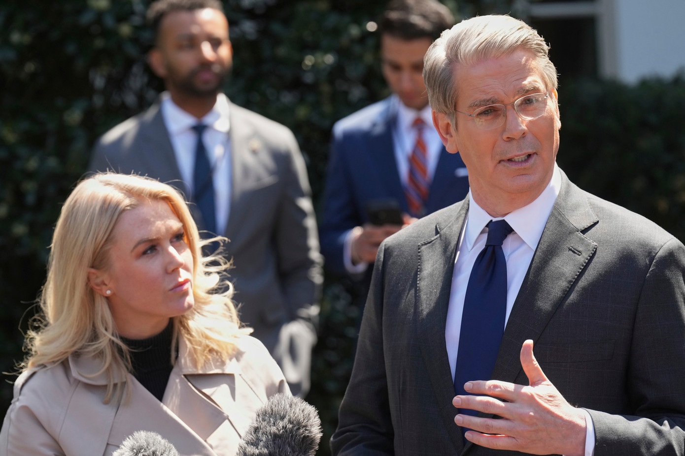 Bộ trưởng Tài chính Mỹ Scott Bessent phát biểu với các phóng viên bên ngoài Cánh Tây của Nhà Trắng, ngày 9/4. (Ảnh: AP) Bộ trưởng Tài chính Mỹ Scott Bessent phát biểu với các phóng viên bên ngoài Cánh Tây của Nhà Trắng, ngày 9/4. (Ảnh: AP)