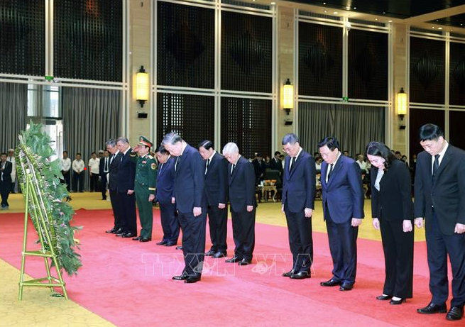 Tổng Bí thư Tô Lâm cùng đoàn lãnh đạo cấp cao của Đảng, Nhà nước Việt Nam sang viếng đồng chí Khamtay Siphandone. (Ảnh: TTXVN)