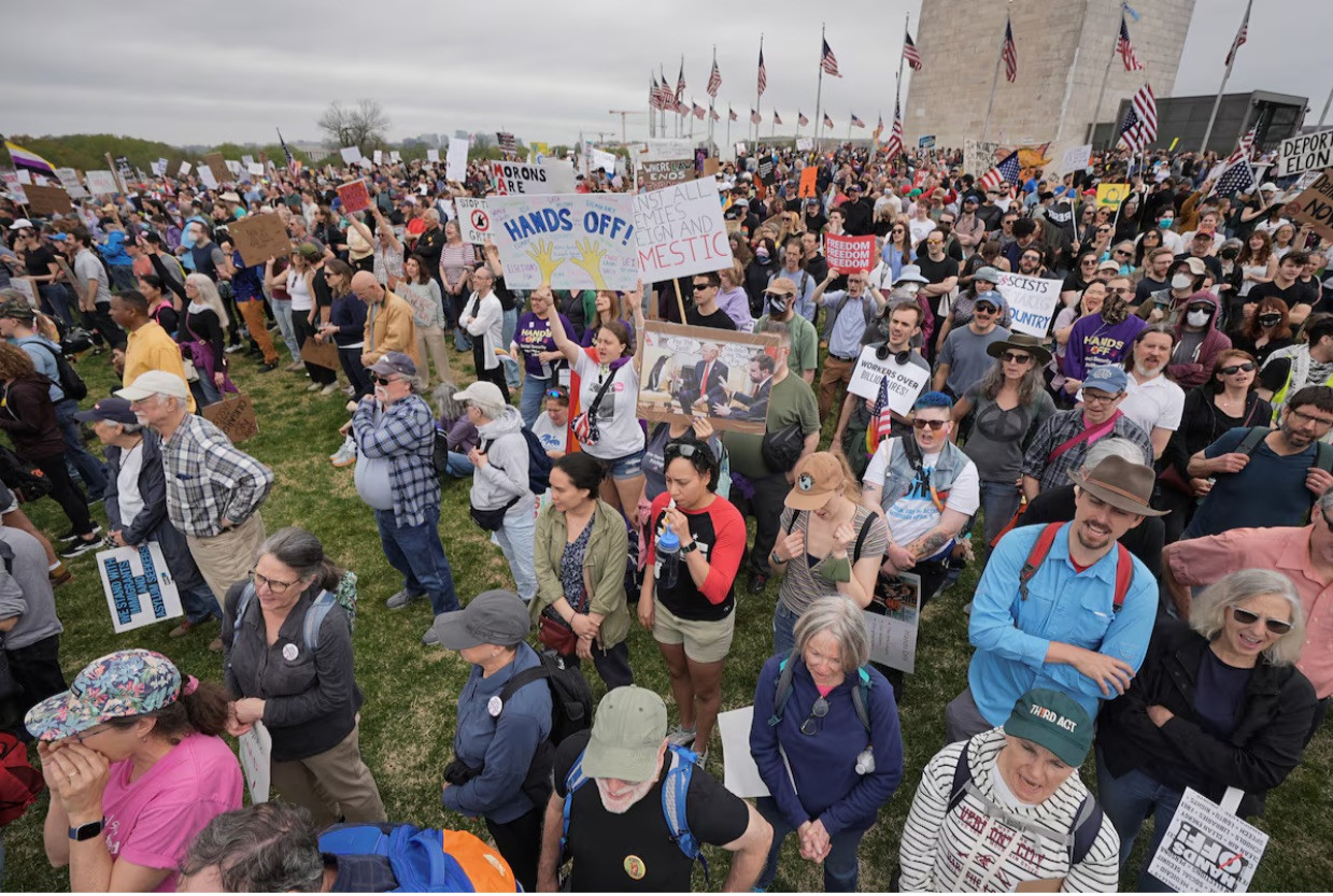 Cuộc biểu tình phản đối ông Trump ở Washington DC ngày 5/4. (Ảnh: Reuters)