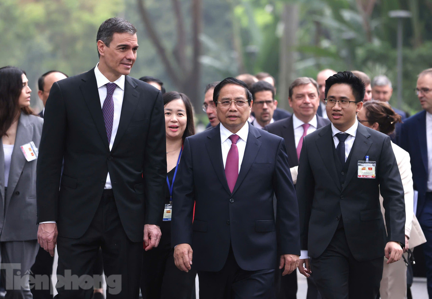 Thủ tướng Phạm Minh Chính và Thủ tướng Pedro Sánchez cùng tiến vào phòng hội đàm sau lễ đón ngày 9/4. (Ảnh: Như Ý)