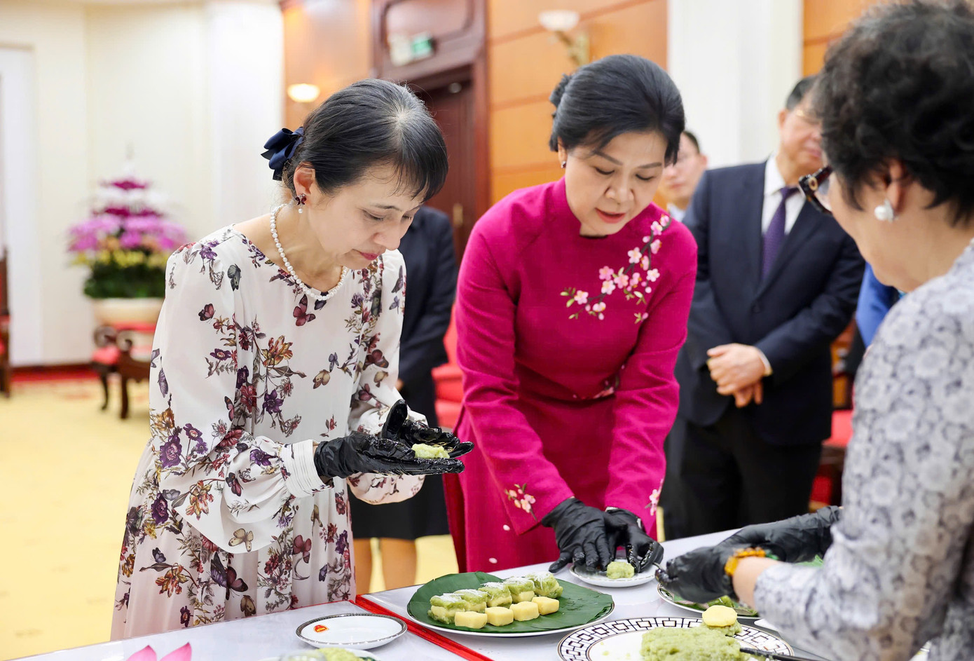 Hai Phu nhân cùng làm bánh cốm. Ảnh: Như Ý Hai Phu nhân cùng làm bánh cốm. Ảnh: Như Ý