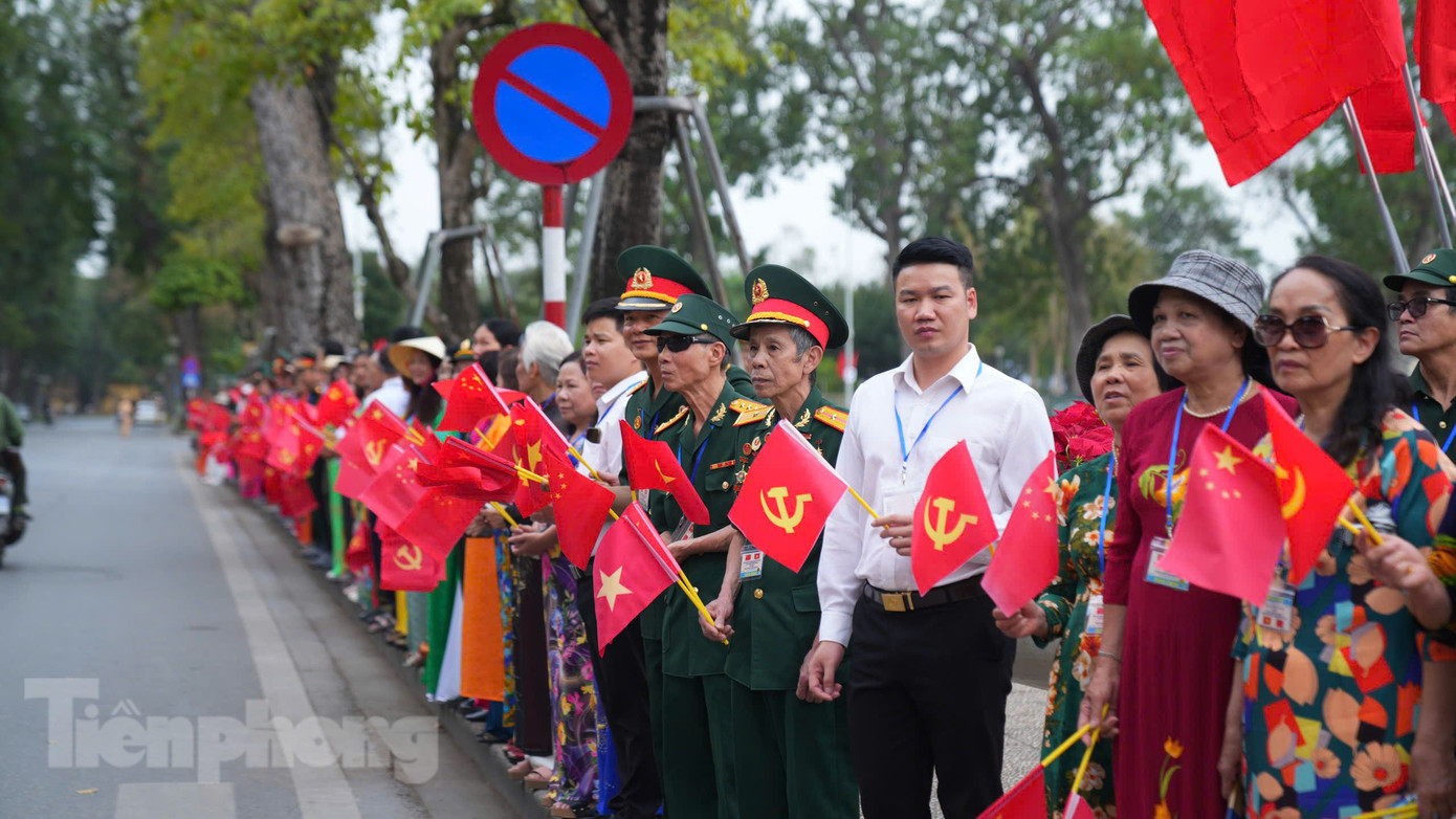 Người dân Hà Nội vẫy cờ chào đón Tổng Bí thư, Chủ tịch nước Trung Quốc Tập Cận Bình trước Phủ Chủ tịch. Ảnh: Trọng Quân Người dân Hà Nội vẫy cờ chào đón Tổng Bí thư, Chủ tịch nước Trung Quốc Tập Cận Bình trước Phủ Chủ tịch. Ảnh: Trọng Quân