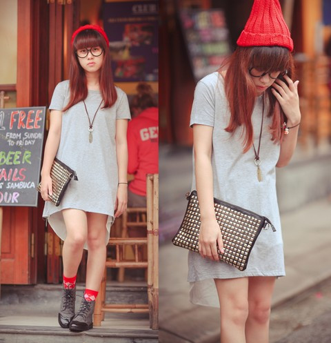 Chiếc clutch cầm tay nạm đinh cá tính cùng mũ len màu đỏ nổi bật mang đến nét trẻ trung và hết sức năng động