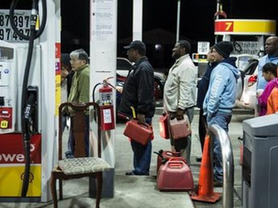 Người dân New Jersey xếp hàng mua xăng dầu để chạy xe và máy phát điện. Ảnh: Getty Images. Người dân New Jersey xếp hàng mua xăng dầu để chạy xe và máy phát điện. Ảnh: Getty Images