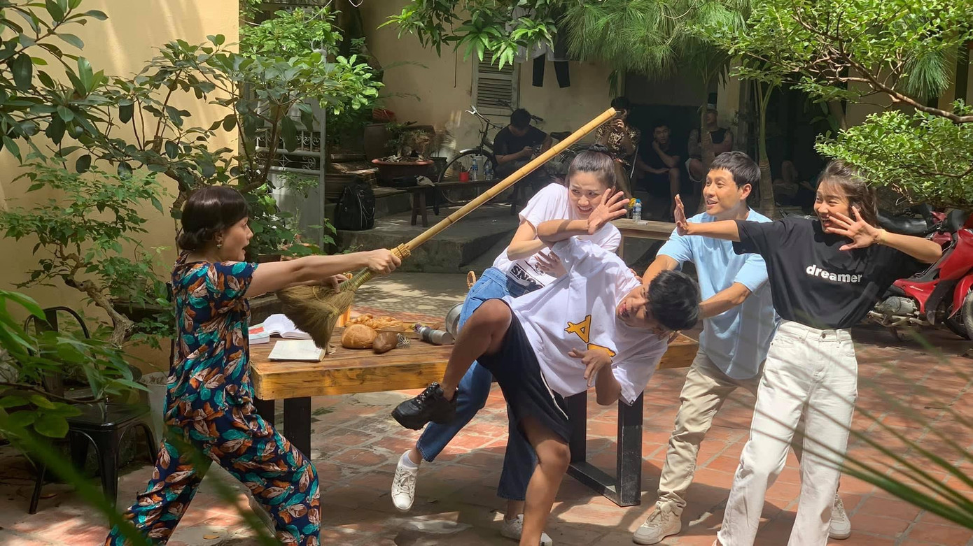 Từng làm việc với nghệ sĩ Vân Dung, Quang Thắng trên nhiều mặt trận nhưng đây là lần đầu tiên Trung Ruồi tham gia đóng phim truyền hình cùng đàn anh, đàn chị.