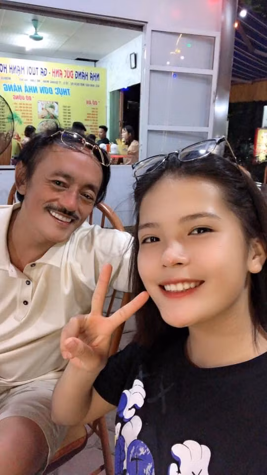Những hình ảnh chụp bên con gái được nghệ sĩ Giang Còi cài đặt chế độ hiển thị trên trang cá nhân vào ngày 19/7.