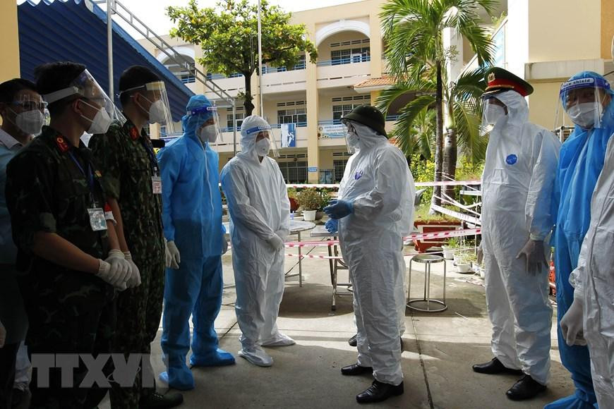 Thủ tướng Phạm Minh Chính thăm hỏi, động viên các bộ, chiến sỹ, y, bác sỹ đang khám điều trị tại khu cách ly tập trung tạm thời ở Trường THCS Thạnh Mỹ Lợi, phường Cát Lái, thành phố Thủ Đức. (Ảnh: Thanh Vũ/TTXVN)