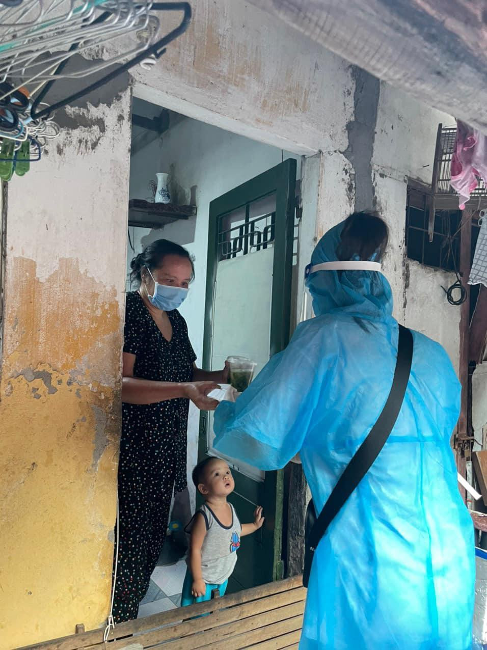 Hình ảnh Hoa hậu Đỗ Thị Hà tham gia các hoạt động thiện nguyện trong mùa dịch tại Hà Nội.