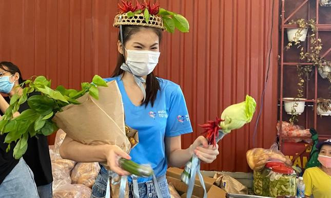 Sinh nhật đáng nhớ của Ngọc Thảo trong cương vị Á hậu với vương miện được làm từ ớt và quyền trượng là rau cải.