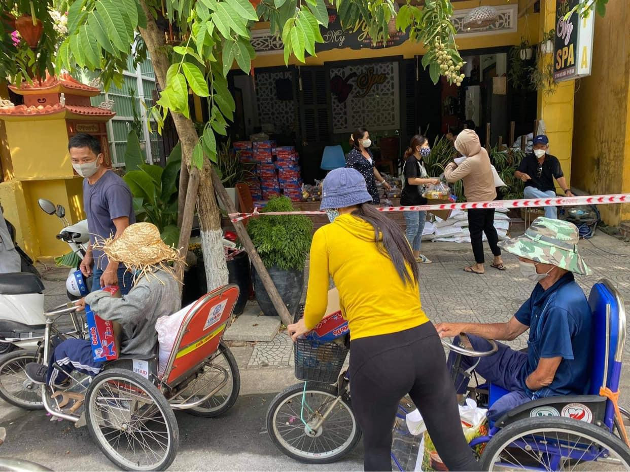 Hoa hậu Tiểu Vy gửi những phần quà cứu trợ cho người có hoàn cảnh khó khăn ở quê nhà Hội An.