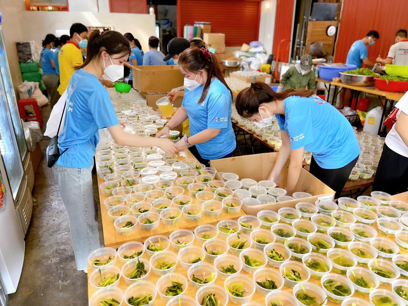 Hình ảnh bếp ăn từ thiện có sự tham gia của dàn Hoa hậu, Á hậu và người đẹp của cuộc thi Hoa hậu Việt Nam.