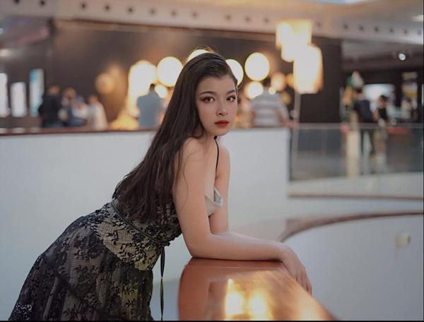 Khi đang ở độ chín, đỉnh cao của nghề nghiệp diễn xuất, NSƯT Võ Hoài Nam bất ngờ chuyển hướng kinh doanh, toàn tâm toàn ý lo cho gia đình, vợ con. Anh bảo bốn đứa con chính là sức ép lớn nhất, là những người khiến anh thấy yêu đời nhất. Anh bỏ ra trọn vẹn 16 năm để nuôi nấng, chăm sóc con cái rồi mới quay trở lại nghề diễn viên.