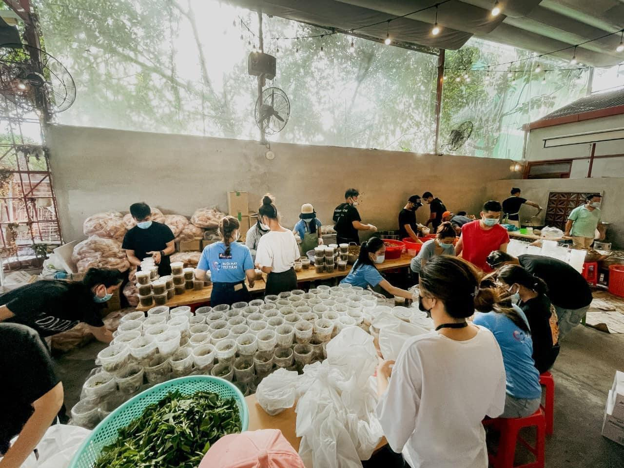 Hình ảnh bếp ăn từ thiện có sự tham gia của dàn Hoa hậu, Á hậu và người đẹp của cuộc thi Hoa hậu Việt Nam.