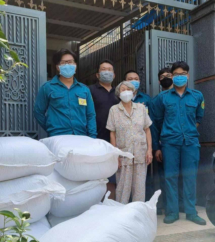 Mẹ Phương Thanh đi phát gạo từ thiện tại Tân Bình. Mẹ Phương Thanh đi phát gạo từ thiện tại Tân Bình.