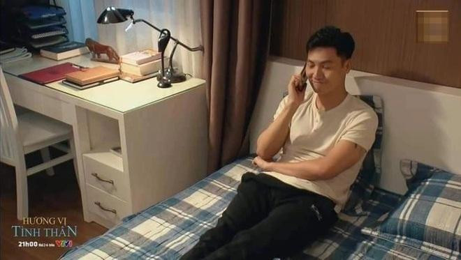 Dù là tiểu tiết nhỏ nhưng sau 3 năm, Long vẫn dùng bộ chăn ga cũ thì thật khó hiểu.