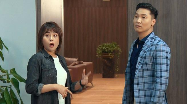 Nhiều khán giả cho rằng, việc mặc đi mặc lại một chiếc áo vest hoặc cùng kiểu vest, kiểu phối đồ vest khiến nhân vật Long do Mạnh Trường thủ vai dễ gây nhàm chán hơn.