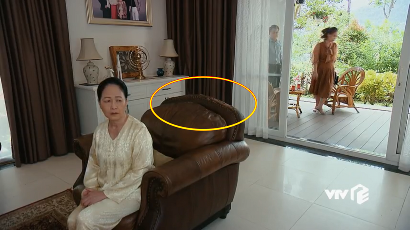 Chiếc ghế salon đã bạc màu, sờn cũ xuất hiện trong biệt thự nhà ông Khang có vẻ không phù hợp. Nhiều khán giả cho rằng, lẽ nào đoàn phim tiết kiệm chi phí tới mức không thay đổi bất cứ nội thất gì dù “Hương vị tình thân” đã chuyển sang phần 2 và bối cảnh được đẩy lên sau 3 năm.