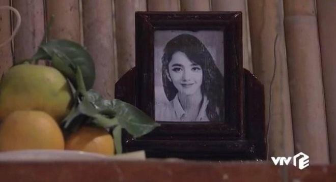 Trong cùng một cảnh quay lại xuất hiện hai tấm ảnh thờ khác nhau.