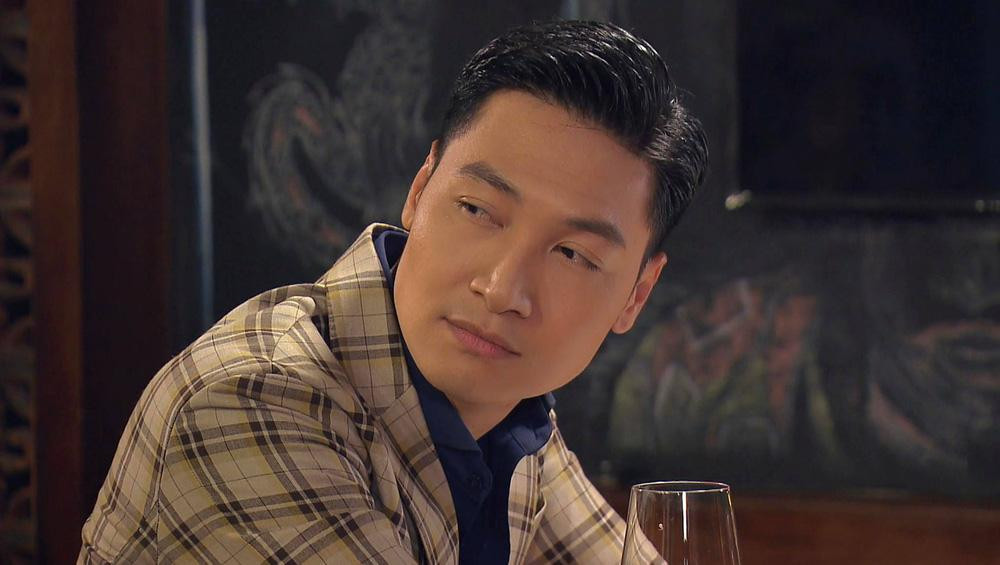 Cùng một chiếc áo vest, Long chỉ thay đổi cách phối đồ cùng áo phông và sơ mi.