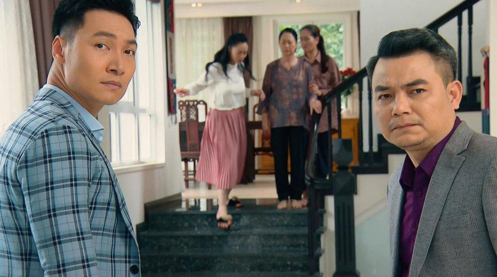 Không chỉ Phương Nam gây nhàm chán với kiểu trang phục lặp đi lặp lại, Long (Mạnh Trường) cũng không khá hơn là mấy dù anh là công tử nhà giàu.