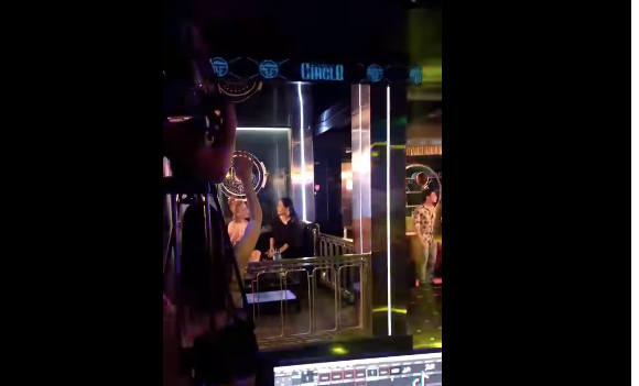 Cảnh bà Xuân và bà Nguyệt ở bar gây tò mò. Cảnh bà Xuân và bà Nguyệt ở bar gây tò mò.