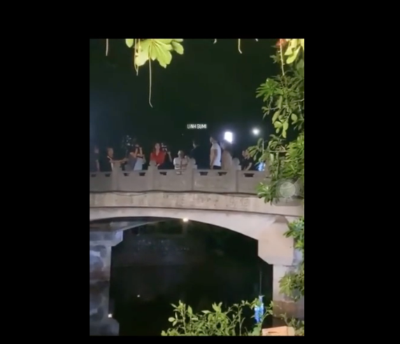 Bà Xuân nhảy cầu trước sự chứng kiến của chồng và các con. Bà Xuân nhảy cầu trước sự chứng kiến của chồng và các con.