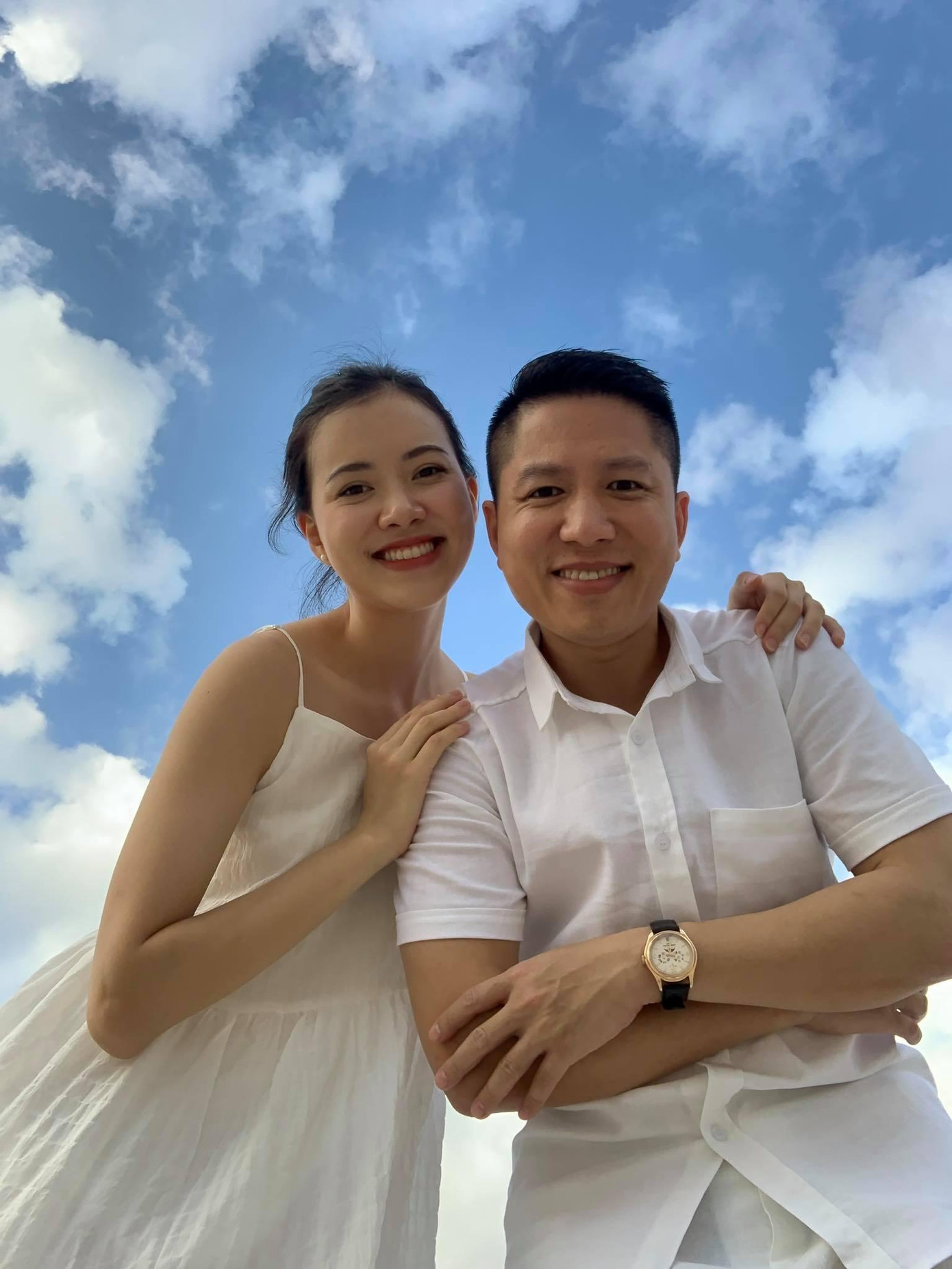 Những khoảnh khắc hạnh phúc bên chồng doanh nhân được MC Hà Thanh Vân chia sẻ. MC Hà Thanh Vân thổ lộ: "Thật ra, ông xã mình sống rất trẻ, thích cái đẹp và ưa khám phá trải nghiệm. Chúng mình vẫn hay dành thời gian cuối tuần cùng nhau lên rừng xuống biển để thoả mãn đam mê xê dịch, khám phá thiên nhiên và tận hưởng những phút giây riêng tư, hạnh phúc. Có thêm một người bạn đồng hành kể cũng thích".