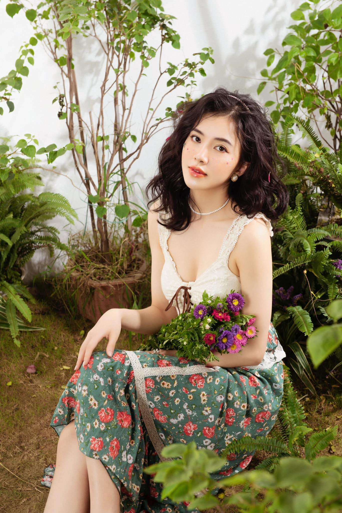 Là cô gái dân tộc Tày, Hà Thanh Vân từng gây dấu ấn sâu sắc trong lòng người hâm mộ khi tham gia cuộc thi Hoa hậu Việt Nam 2018 và lọt Top 15. Cô hiện là MC- BTV truyền hình.