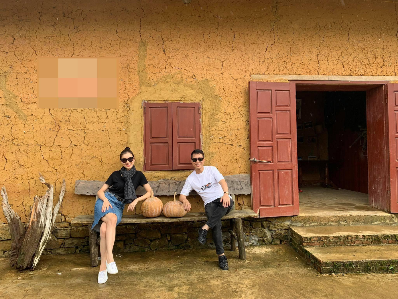 Những khoảnh khắc hạnh phúc bên chồng doanh nhân được MC Hà Thanh Vân chia sẻ. MC Hà Thanh Vân thổ lộ: "Thật ra, ông xã mình sống rất trẻ, thích cái đẹp và ưa khám phá trải nghiệm. Chúng mình vẫn hay dành thời gian cuối tuần cùng nhau lên rừng xuống biển để thoả mãn đam mê xê dịch, khám phá thiên nhiên và tận hưởng những phút giây riêng tư, hạnh phúc. Có thêm một người bạn đồng hành kể cũng thích".