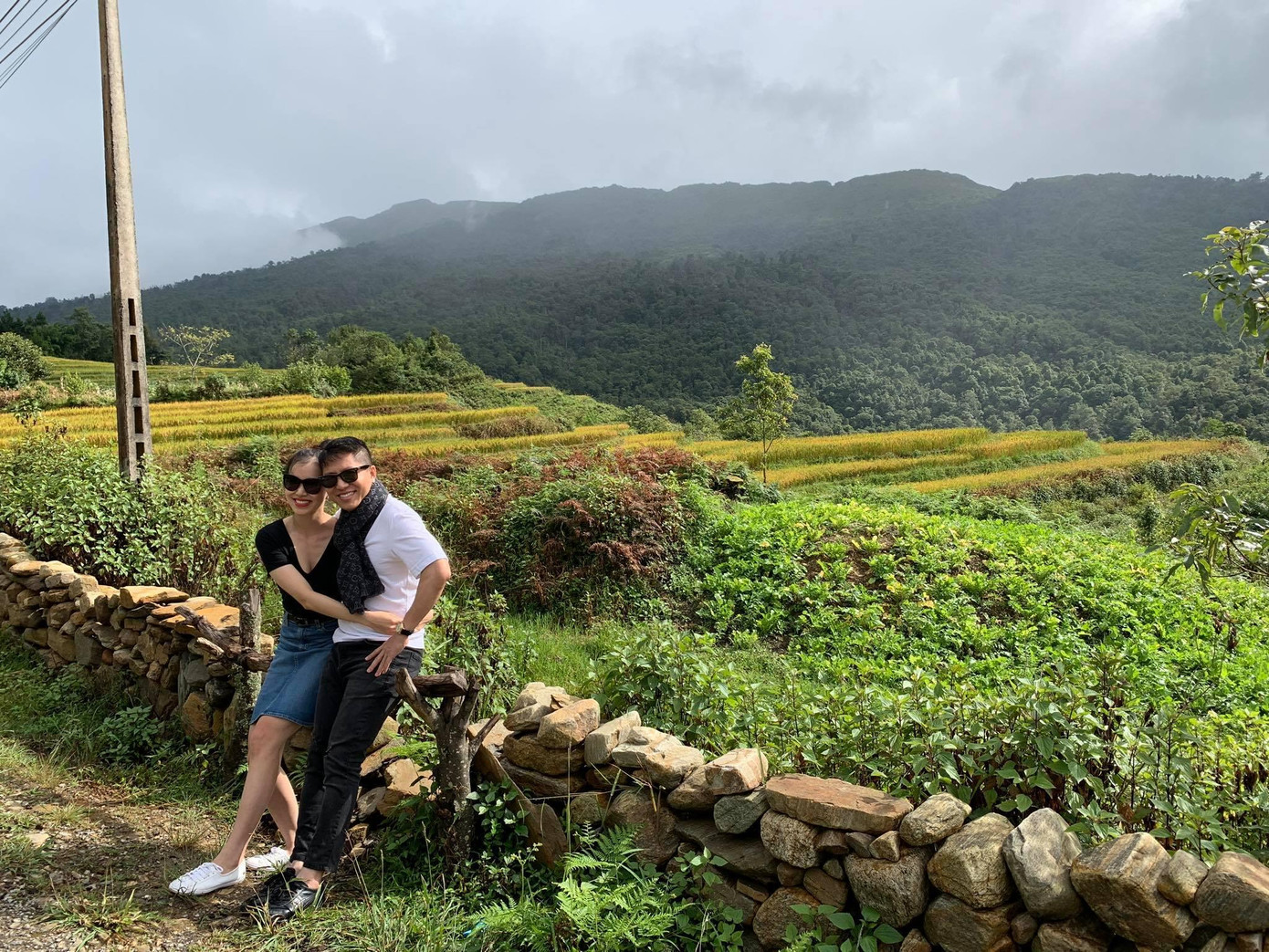 Những khoảnh khắc hạnh phúc bên chồng doanh nhân được MC Hà Thanh Vân chia sẻ. MC Hà Thanh Vân thổ lộ: "Thật ra, ông xã mình sống rất trẻ, thích cái đẹp và ưa khám phá trải nghiệm. Chúng mình vẫn hay dành thời gian cuối tuần cùng nhau lên rừng xuống biển để thoả mãn đam mê xê dịch, khám phá thiên nhiên và tận hưởng những phút giây riêng tư, hạnh phúc. Có thêm một người bạn đồng hành kể cũng thích".