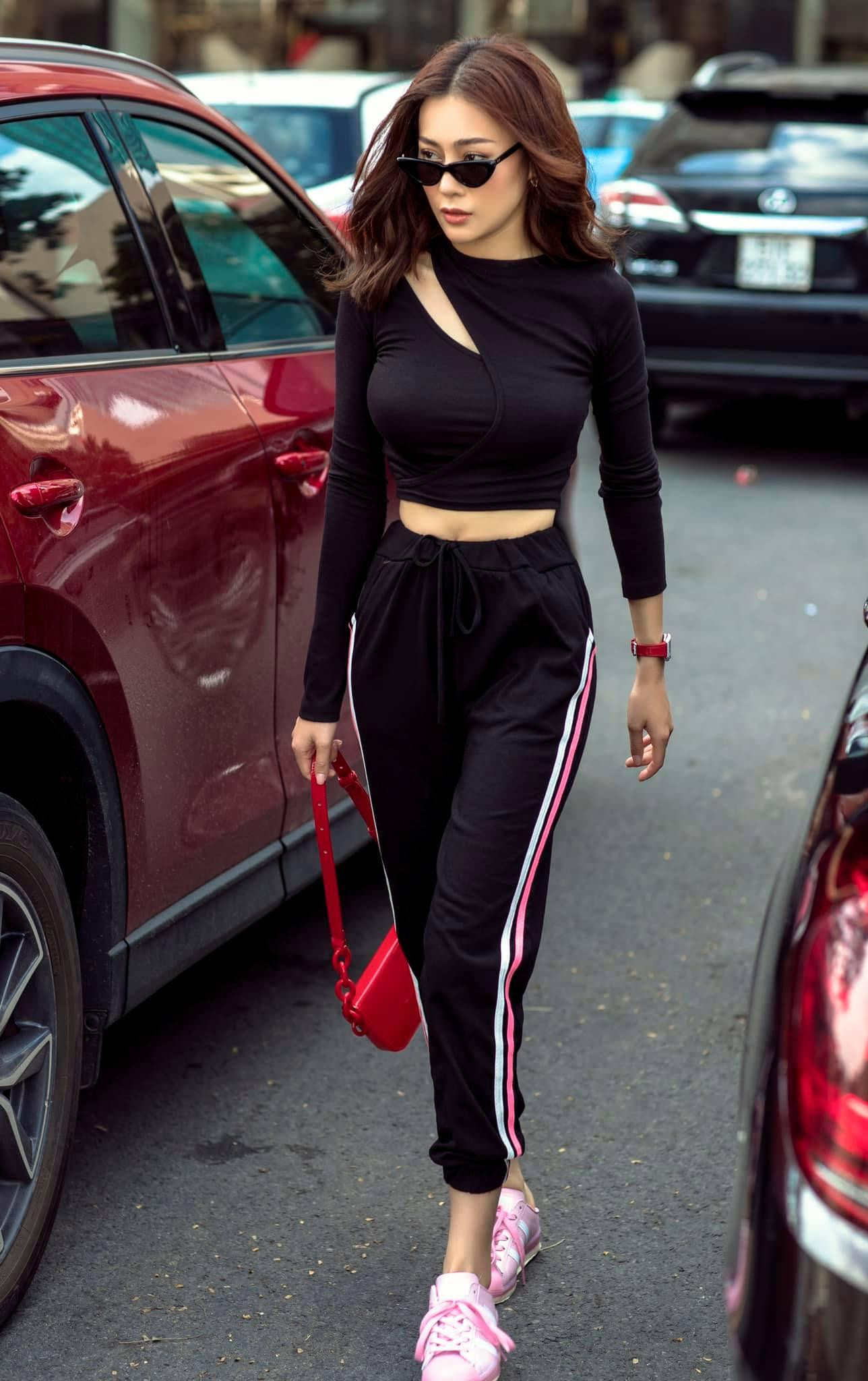 Ngoài đời, Phương Oanh là mỹ nhân sở khi Phương hữu gu thời trang sành điệu, quyến rũ. Ngoài đời, Phương Oanh là mỹ nhân sở khi Phương hữu gu thời trang sành điệu, quyến rũ.