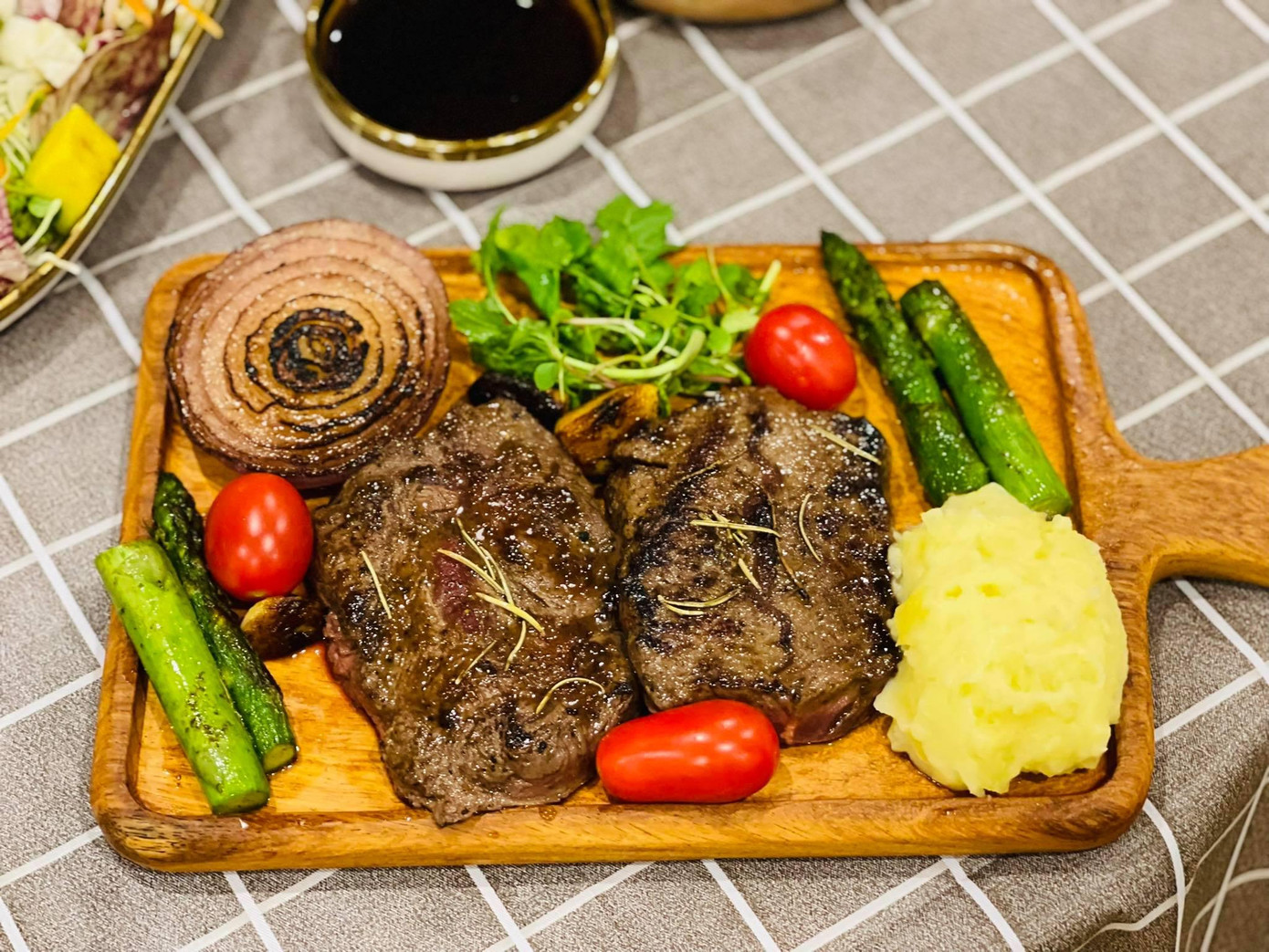 Đam mê nấu nướng, Diệu Ngân chế biến nhiều món ăn trong những ngày giãn cách.