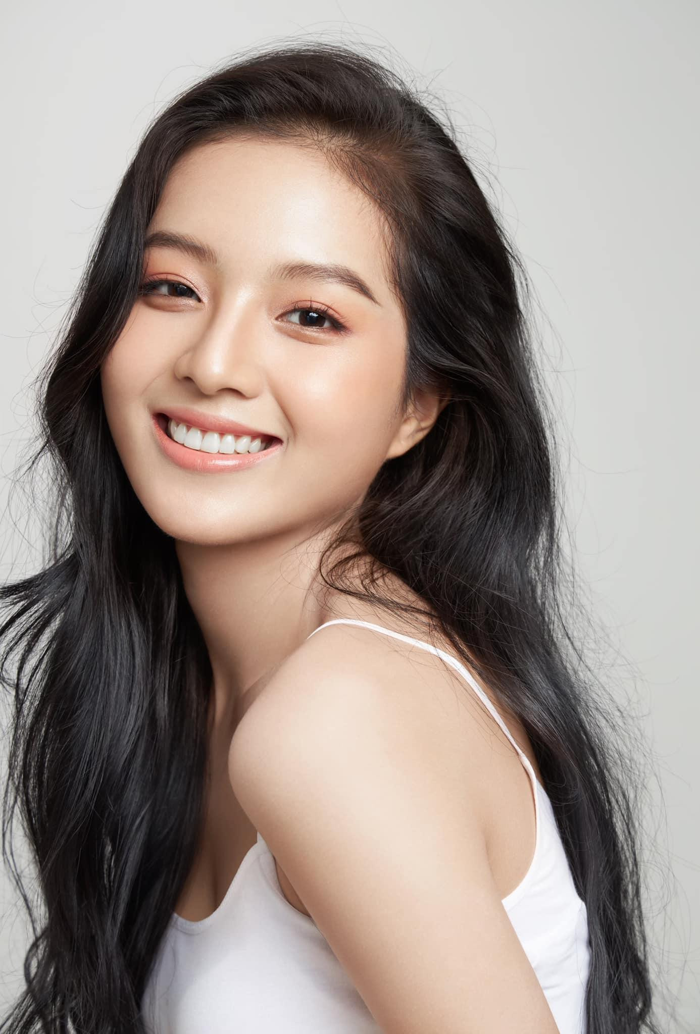 Bích Ngọc sinh năm 1997, cô là diễn viên tay ngang khi từng tốt nghiệp Đại học Ngoại thương.