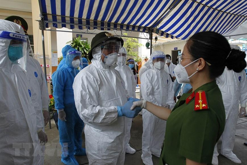 Thủ tướng Phạm Minh Chính thăm hỏi, động viên các cán bộ, chiến sỹ công an địa phương đang thực hiện nhiệm vụ tại phường Cát Lái, thành phố Thủ Đức. (Ảnh: Thanh Vũ/TTXVN).