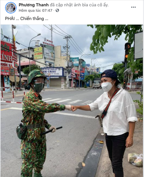 “Phải chiến thắng”- ca sĩ Phương Thanh viết ngắn gọn. Những ngày qua, nữ ca sĩ vẫn tích cực tham gia cứu trợ nhu yếu phẩm cho những hoàn cảnh khó khăn hay hỗ trợ tuyến đầu chống dịch.