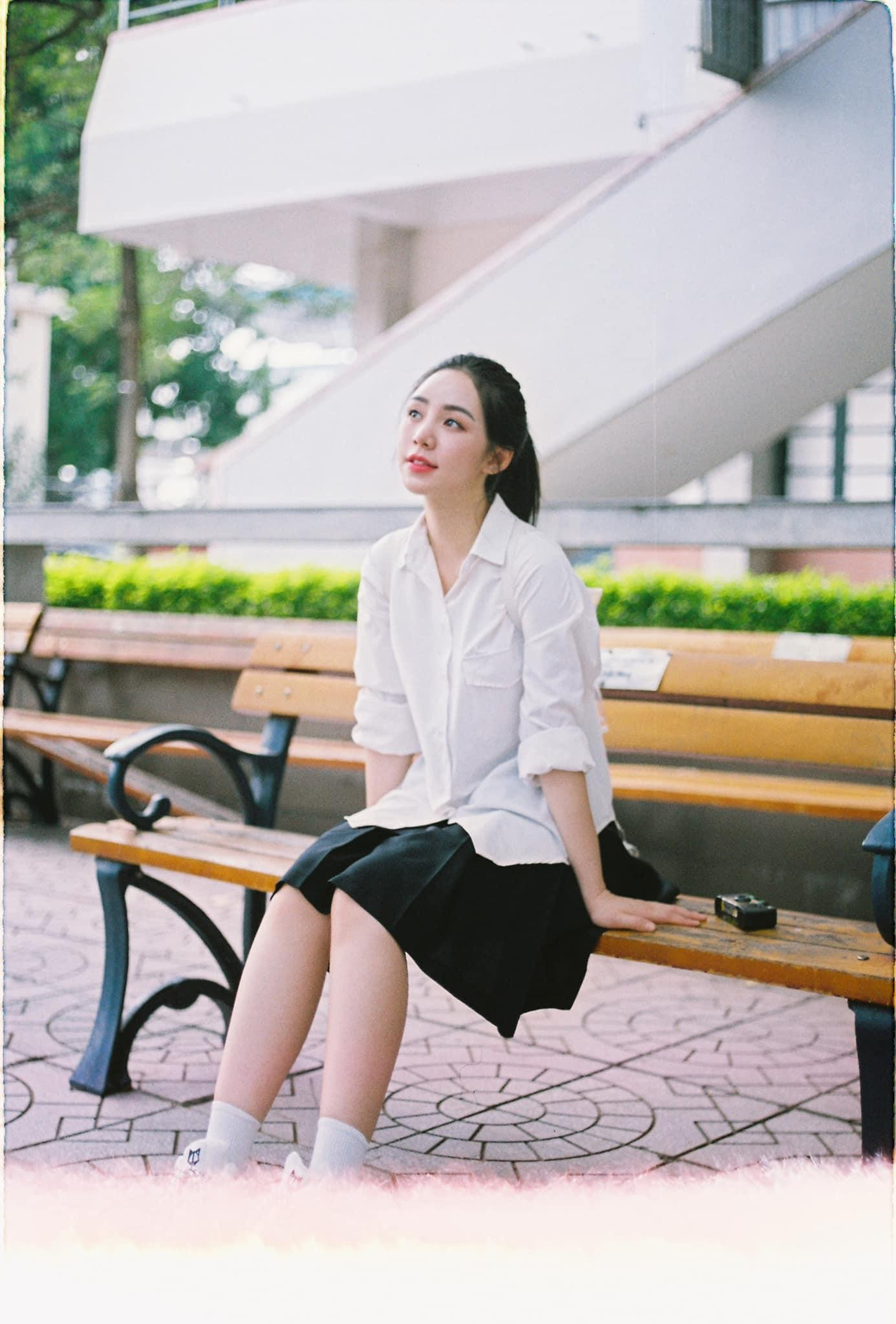 Quỳnh Kool sinh năm 1995, tên thật là Nguyễn Thị Quỳnh. Cô được đào tạo bài bản ở trường Đại học Sân khấu Điện ảnh.