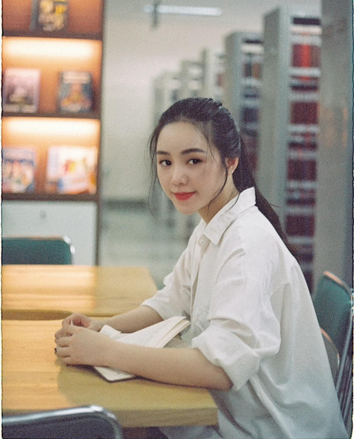 Không cần mặc sexy, chỉ với áo sơmi trắng, tóc buộc cao, trang điểm nhẹ, Quỳnh Kool vẫn khiến nhiều người say đắm.