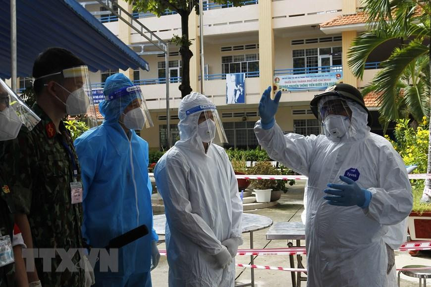 Thủ tướng Phạm Minh Chính thăm hỏi, động viên các bộ, chiến sỹ, y, bác sỹ đang khám điều trị tại khu cách ly tập trung tạm thời ở Trường THCS Thạnh Mỹ Lợi, phường Cát Lái, thành phố Thủ Đức. (Ảnh: Thanh Vũ/TTXVN)