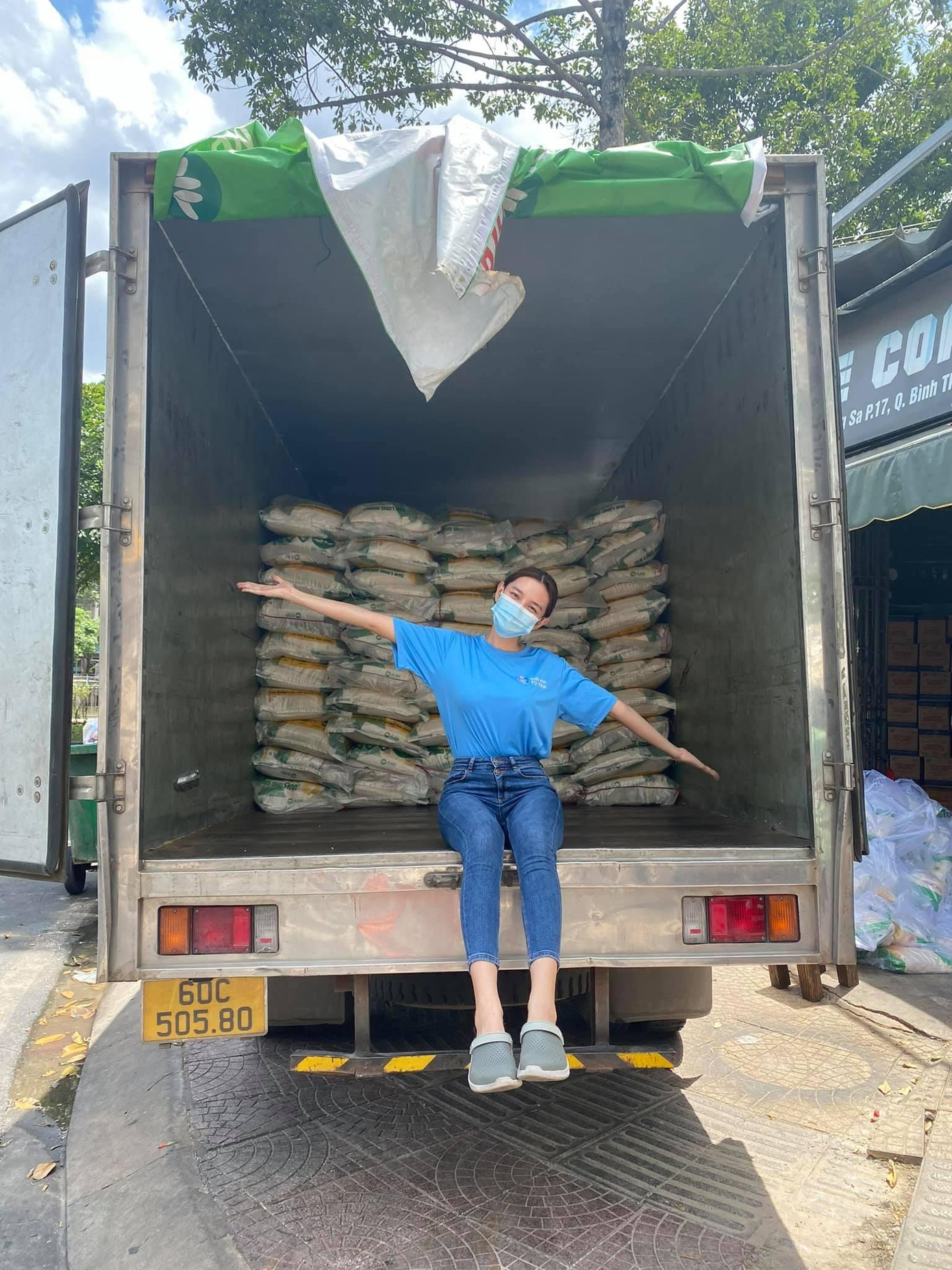 Người đẹp Nguyễn Thúc Thuỳ Tiên liên tục tham gia hoạt động thiện nguyện tại Sài Gòn những ngày qua.